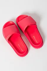 Sandalias negras con plataforma y tira ancha acolchada sobre el empeine.