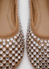 Zapato bajo color marrón con apliques de strass.