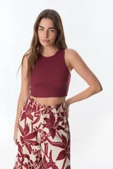 Musculosa corta color bordó, de algodón acanalado, con cuello redondo y sisas anchas.