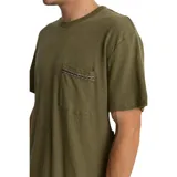 Remera verde militar de manga corta con bolsillo en el pecho con detalle de guarda pampa.
