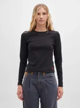 Remera gris de tejido acanalado, cuello redondo y corte crop.