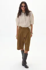 Bermuda color verde oliva, de corte ancho y largo a la rodilla.