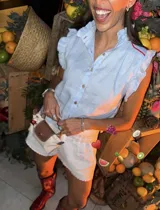 Blusa celeste de lino con volados en cuello y mangas, pespuntes a contratono y vivos.