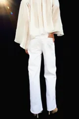 Pantalón de jean blanco de tiro alto y corte ancho.