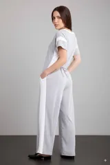 Mono largo gris melange con escote en V combinado en blanco, mangas cortas y corte holgado.