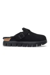 Zapatos tipo mule en color negro, con diseño de suela gruesa y parte superior de material suave.