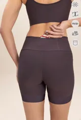 Short deportivo color morado, de tiro alto y corte ajustado al cuerpo. Cuenta con seis bolsillos y detalle de silicona antideslizante en el dobladillo.