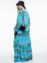 Blusa celeste y gris con estampado tie-dye, de corte holgado y mangas largas.