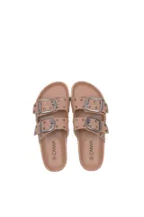 Sandalias negras con doble tira, hebillas plateadas y tachas decorativas. Suela con plataforma baja color suela.