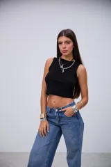 Top negro de punto acanalado, sin mangas y corte crop.