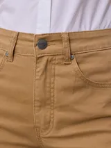 Short color beige de sarga, corte clásico, con bolsillos delanteros y traseros.