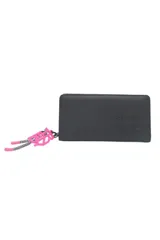 Billetera negra con estampado de la palabra 'Trendy' en rosa. Incluye llavero con forma de patineta rosa y cordón blanco y negro.