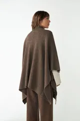 Capa marrón de tejido de punto 100% lana fina sin teñir, con botones y bolsillos en la delantera. Diseño exclusivo de Don Baez, hecha en Uruguay.