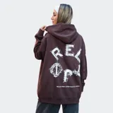 Canguro marrón con capucha y cordones ajustables, bolsillo tipo canguro y logo 'Relajo' estampado en el pecho.