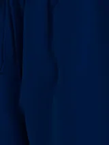 Short de baño azul marino con cintura elástica ajustable con cordón. Estampado vertical con el logo de Tommy Hilfiger en blanco y rojo en la pierna derecha.