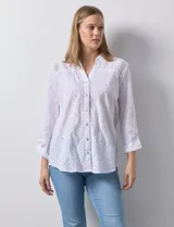 Camisa bordada blanca de algodón, marca Ruby Rd. Cuello con solapa y abertura central con botones. Largo de manga regulable con presilla y botón.