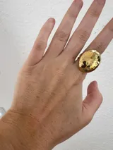 Anillo dorado con forma ovalada y diseño texturizado. Fabricado en acero inoxidable enchapado en oro de 18k.