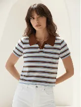 Remera tejida a rayas horizontales en color celeste, blanco y marrón, con cuello polo marrón y mangas cortas.