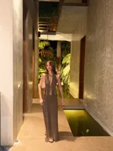 Top tejido color marrón, con escote profundo y espalda abierta. Se ata con cordones en el frente.