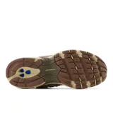 Championes New Balance 530 unisex, color beige y marrón, con detalles en blanco y negro. Confeccionados en cuero y malla, con logo "N" característico en los laterales y entresuela ABZORB.