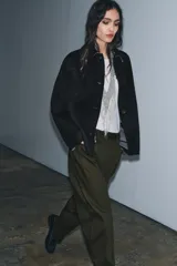 Pantalón de mujer color verde militar, estilo balloon o ancho, con tiro alto, cinco bolsillos y cierre frontal con cremallera y botón.