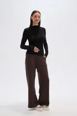 Remera negra de manga larga con cuello alto, confeccionada en viscosa y elastano, de corte ajustado.