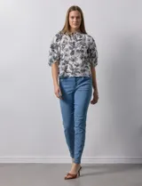 Blusa de gasa blanca, marca Sioni. Cuello a la base y escote en V con botones.