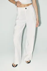 Pantalón negro de tiro alto con cintura con trabillas, bolsillos laterales y de vivo en espalda, pernera recta y cierre frontal con cremallera y botón. Confeccionado en hilatura con modal.