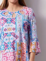 Blusa estampada de seda fría marca Ruby Rd., con cuello redondo con aberturas y mangas 3/4 amplias.