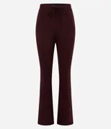 Pantalón de sastrería modelo flare en color beige, confeccionado en tejido de viscosa. Presenta un diseño de tiro alto con lazo ajustable en la cintura y detalle de friso vertical a lo largo de las piernas que estiliza la figura.