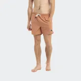 Short de baño color ladrillo, con cintura elastizada y cordón ajustable.