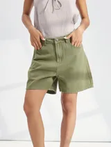 Short verde grisáceo de tiro alto y corte holgado.