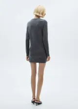 Vestido corto gris de tejido de lana con cuello redondo y manga larga.