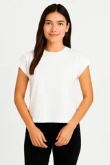 Remera blanca de algodón, manga corta con cuello redondo y corte holgado.