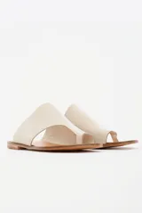 Sandalias de cuero color marrón con tira ancha sobre el empeine y abertura para el dedo gordo.