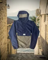Rompeviento azul marino y verde militar con capucha y cierre frontal.