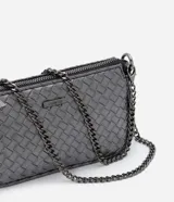 Bolso bandolera pequeño color gris plomo con textura trenzada, cierre de cremallera y asa de cadena desmontable.