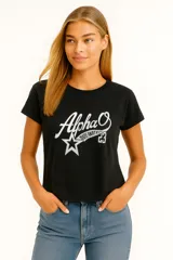 Remera negra de algodón con cuello redondo y estampado frontal con la palabra "Alpha" en blanco y una estrella.