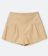Short color beige de lino con cintura alta, cintura ancha con líneas multicolores, cierre lateral con cremallera y pliegues.