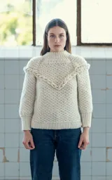 Sweater tejido a crochet color crudo, de lana merino, con cuello alto acanalado y trenza 3D simétrica en relieve en frente y espalda.
