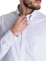 Camisa de hombre RKF, modelo WF PB, de manga larga con diseño a cuadros celestes y blancos. Tiene cuello abotonado, bolsillo en el pecho con logo bordado y tecnología wrinkle-free.