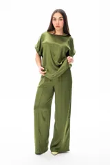 Pantalón de vestir verde oliva, de corte recto y tiro alto, con cintura elástica y cordón ajustable.