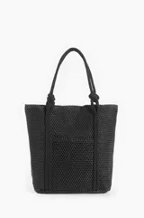Bolso tote negro de tejido de red con asas de soga con nudos.