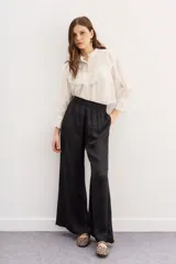Pantalón palazzo azul eléctrico de tiro alto con cintura elastizada y bolsillos diagonales.