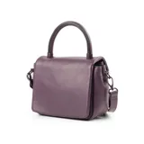 Cartera bandolera color púrpura de cuero sintético acolchado, con asa corta fija y correa larga regulable. Tiene acceso con solapa, un bolsillo interno con cierre, un bolsillo externo abierto y herrajes plateados.
