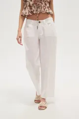 Pantalón blanco de algodón, corte recto y tiro medio.