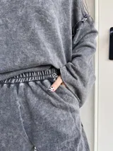 Pantalón de jogging gris nevado con bolsillos y tela elastizada.