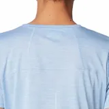 Remera deportiva Columbia color gris con estampado de líneas horizontales y logo de la marca en el pecho.