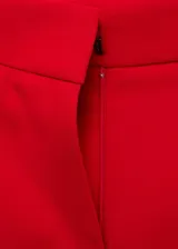Pantalón de vestir rojo, de corte wide leg y tiro medio. Cuenta con bolsillos laterales y cierre frontal oculto con cremallera, botón y ganchos.