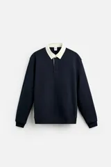 Sudadera tipo polo con cuello clásico, manga larga y diseño a rayas horizontales en color verde oscuro y crudo.